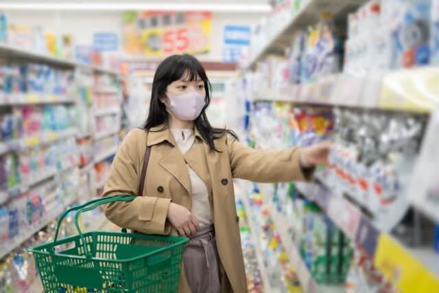 売り場の目を引く吊り下げ什器の効果とは